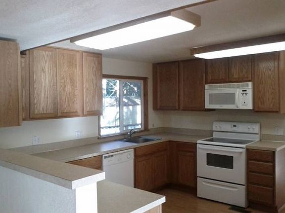 Kitchen w Breakfast Bar