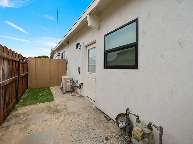 6842 Estrella Ave — Photo 12