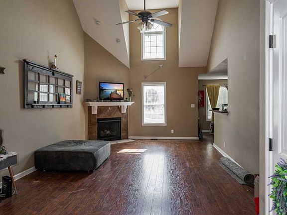 4th image of 557 Falkland Cir