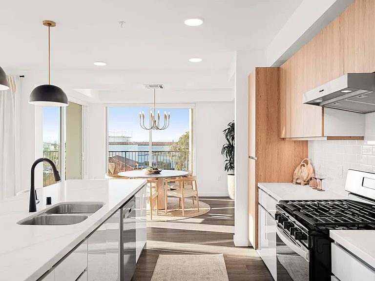 Eddy Redondo Residences — Photo 40