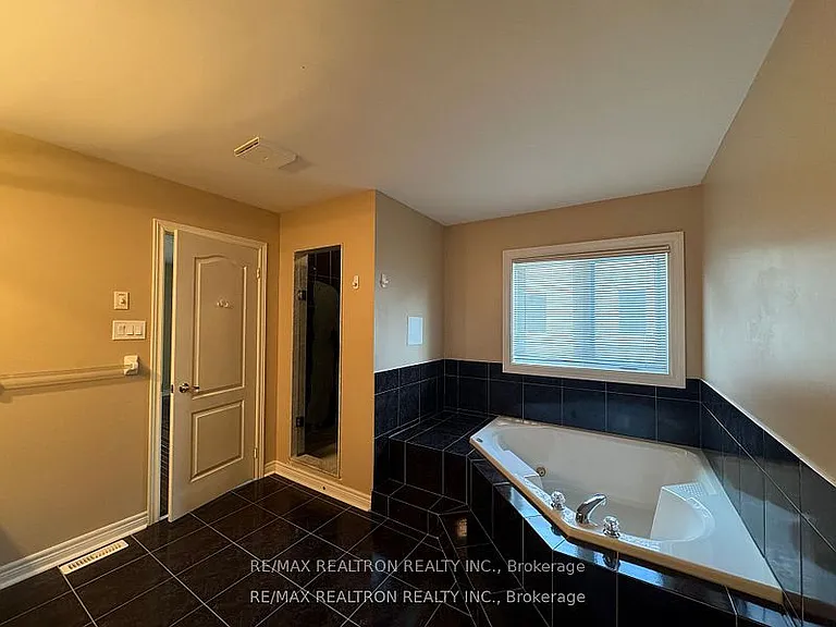 21 Goldring Cres — Photo 13
