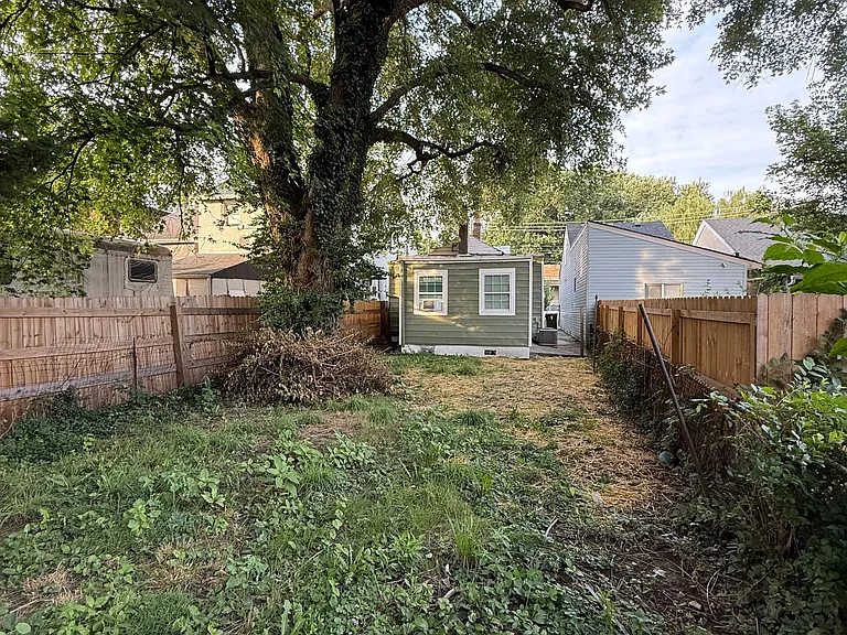2017 Russell St — Photo 18