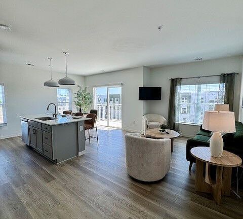2nd image of 2600 Roosevelt Ave #L-f