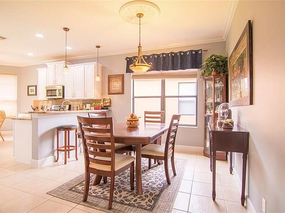 5th image of 215 Silver Falls Dr