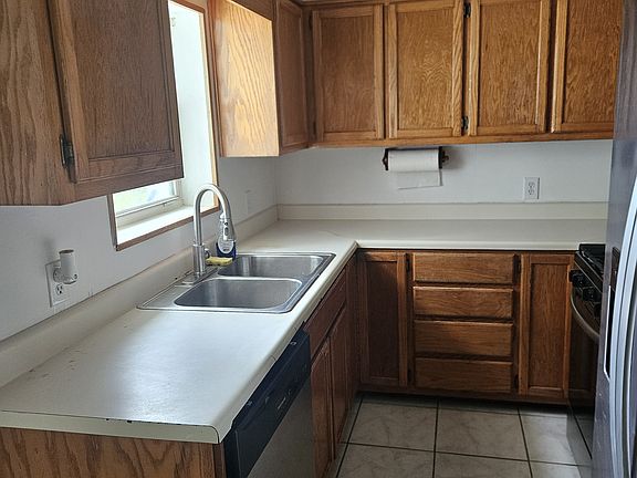 5th image of 221 Edison Dr