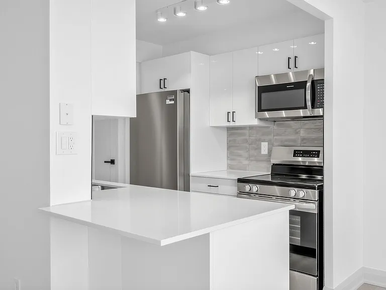 225 Davisville Ave — Photo 32