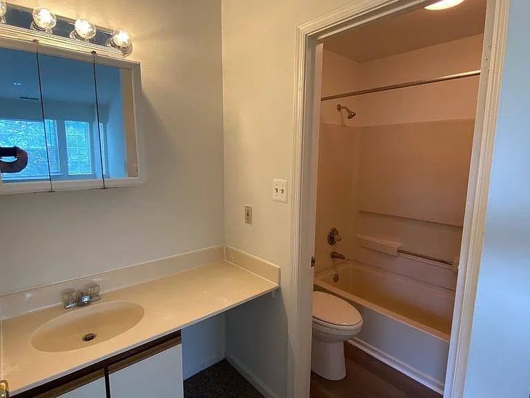 8601 Falls Run Rd #I — Photo 15