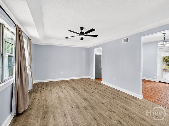 3rd image of 5 Warren Dr