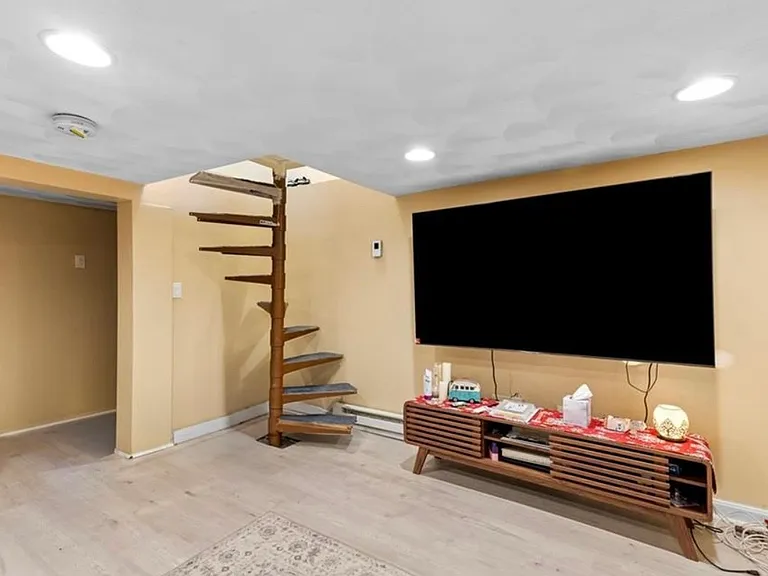 110 Pleasant St #1 — Photo 9