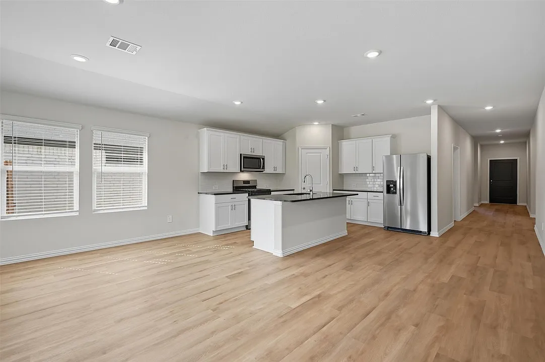 4 bed, 1831 sqft, $2,499 — Photo 2