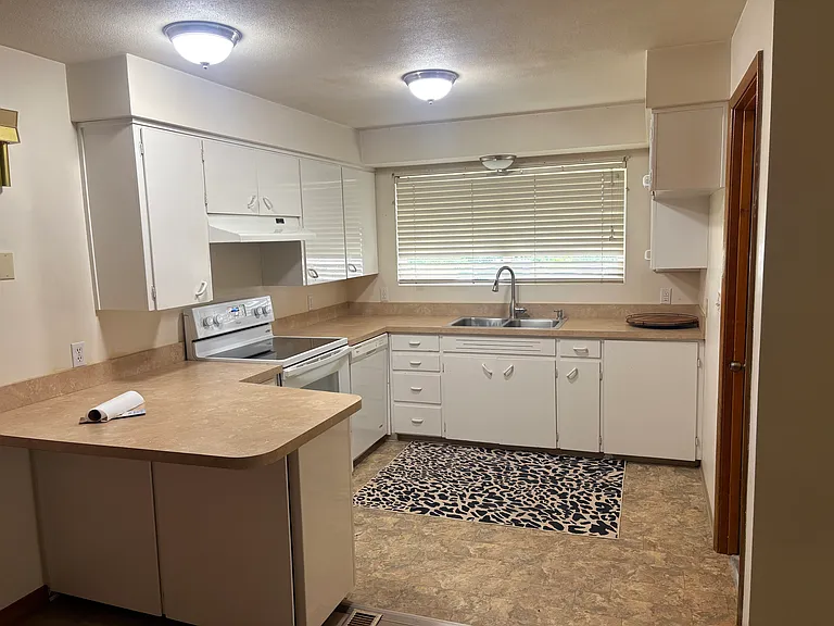 1221 Sunset Pl — Photo 3
