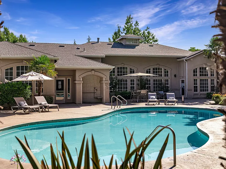Sterling Oaks Luxury Apartments — Photo 82
