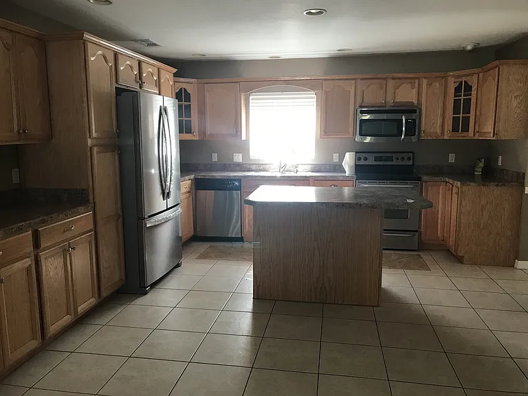2854 Laurel Ave — Photo 3