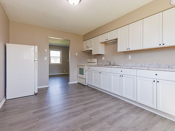 4th image of 208 S Keystone Cir