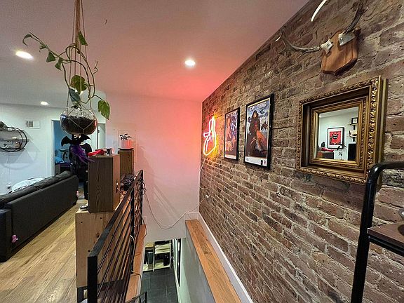 5th image of 179 Pulaski St APT 1