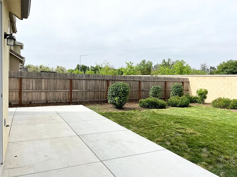 2062 N Perry Ln — Photo 18