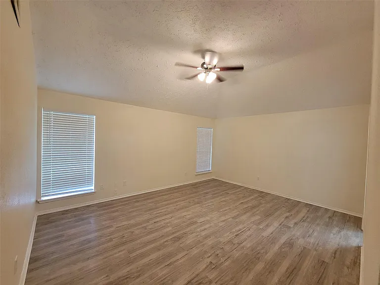 2034 Village Park Dr — Photo 24
