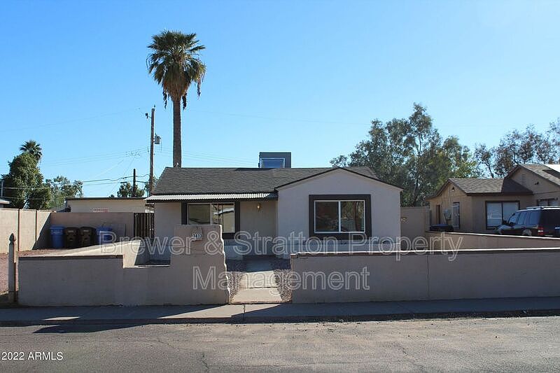 1st image of 3413 W Lynwood St