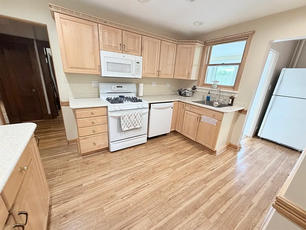 4 bed, 2.0 bath, 1600 sqft, $4,000 — Photo 3