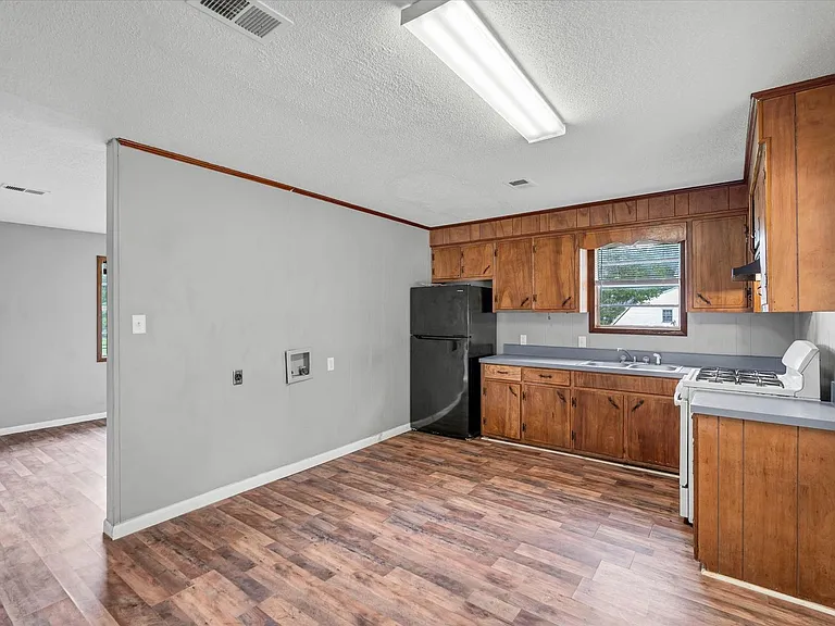 312 W College Ave — Photo 5