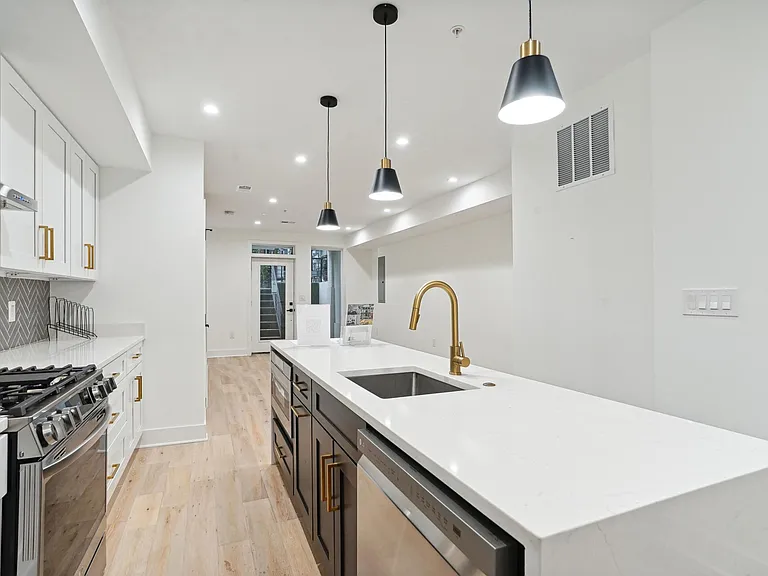 1111 K St NE #2 — Photo 6