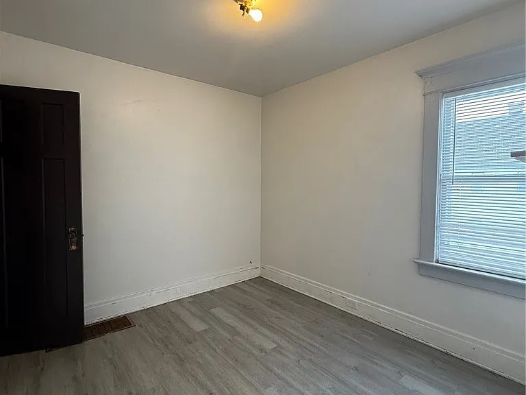 61 Baxter St #UPPER — Photo 3