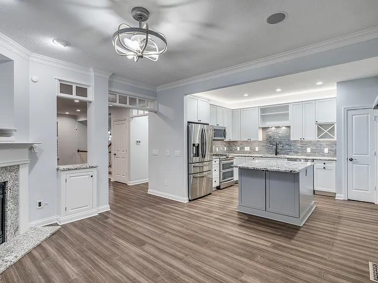 2068 Broughton St — Photo 21
