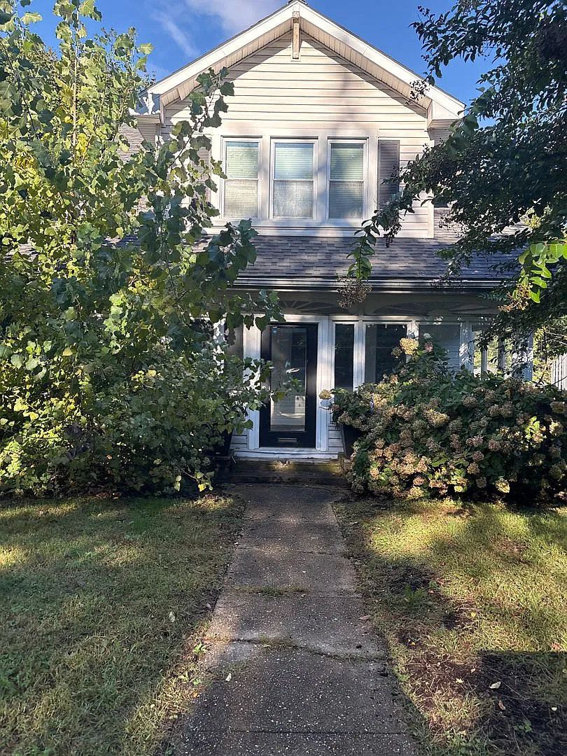 Charming 4 Bedroom 2.5 Bath single family home — Photo 1