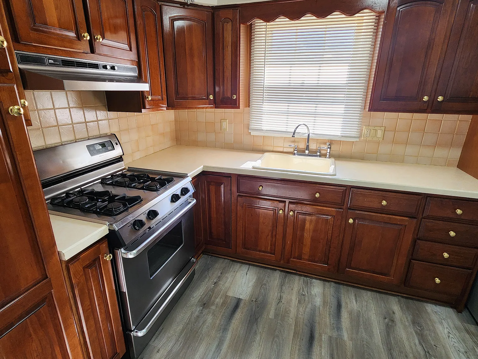 3 bed, 1036 sqft, $3,300 — Photo 4