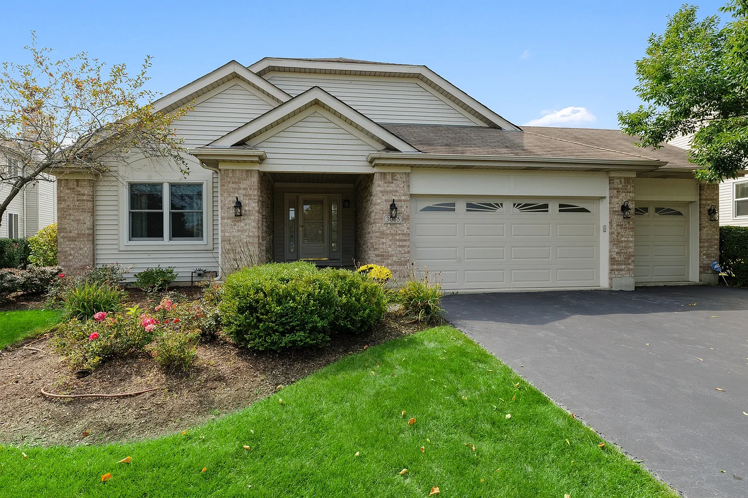 3065 Farmington Dr photo 1