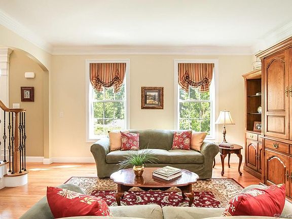 5th image of 71 Charlton Dr