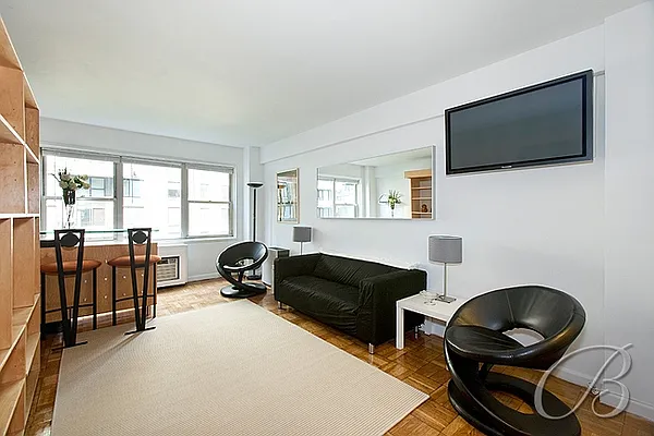 Sold by Bellmarc Realty | media 8