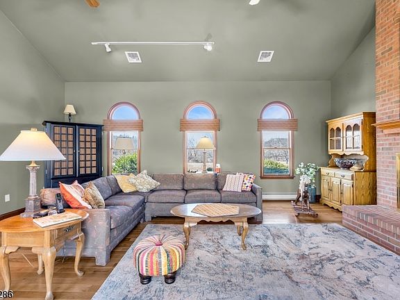 5th image of 309 Pennington Harbourton Rd