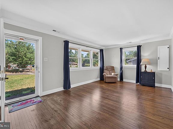 3rd image of 419 Hickory Ln