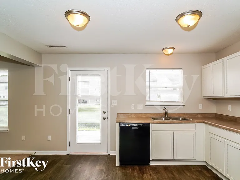 8123 Fisher Bend Dr — Photo 4