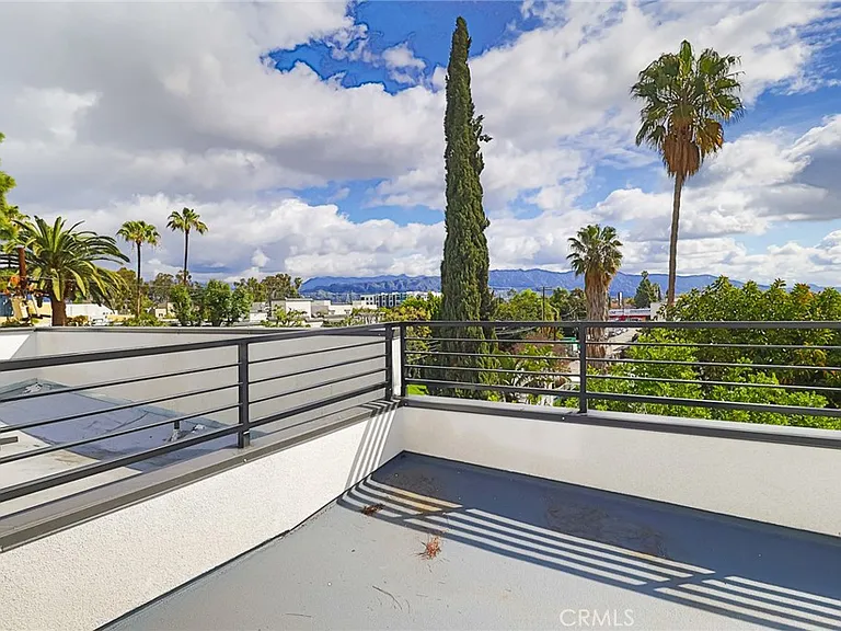 11814 Gilmore St — Photo 38