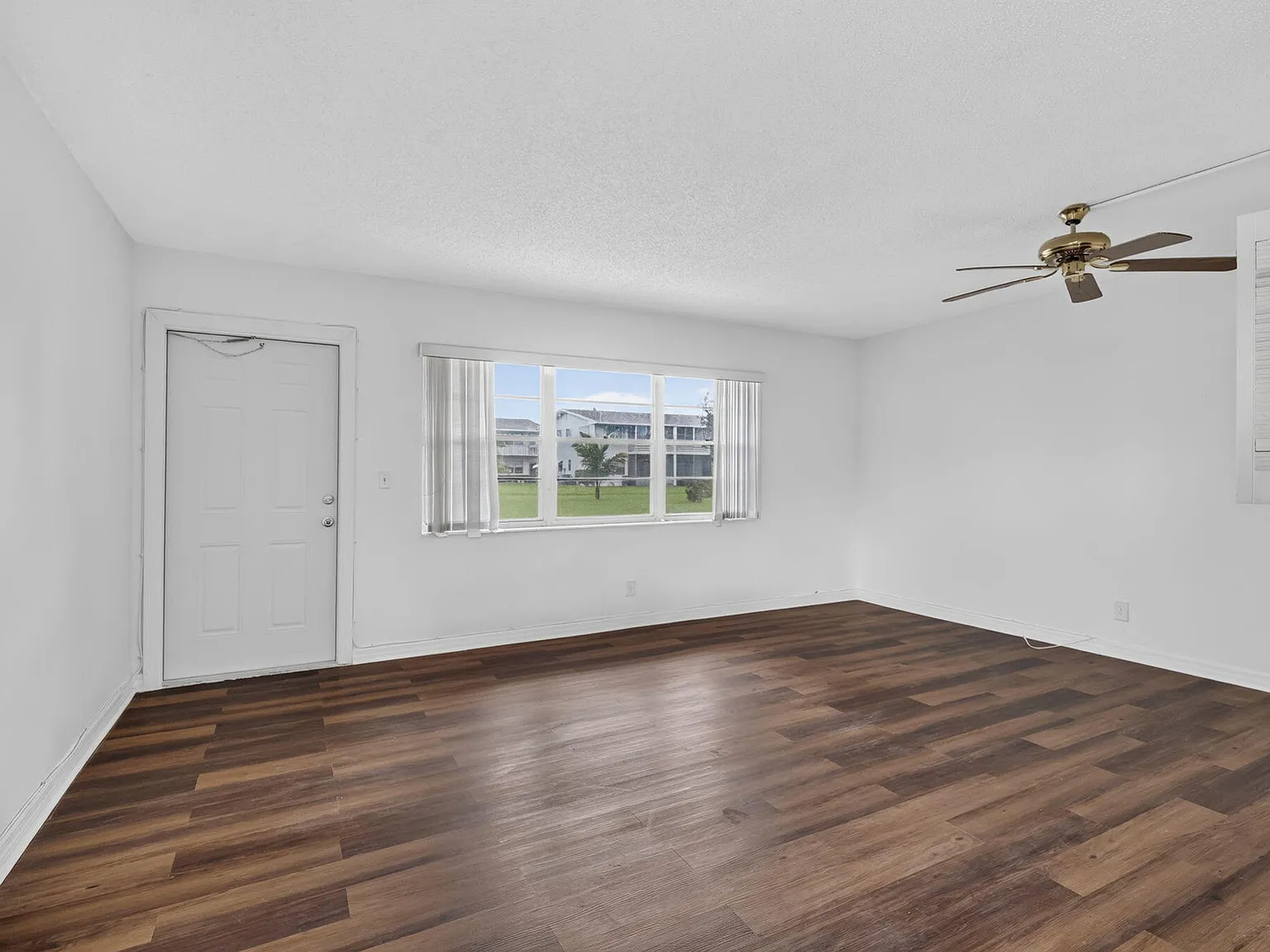 1 bed, 1.5 bath, 702 sqft, $1,400 — Photo 4