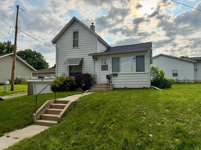 306 Commercial St — Photo 2