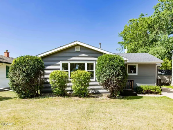 205 N 6th St, Warren, MN 56762