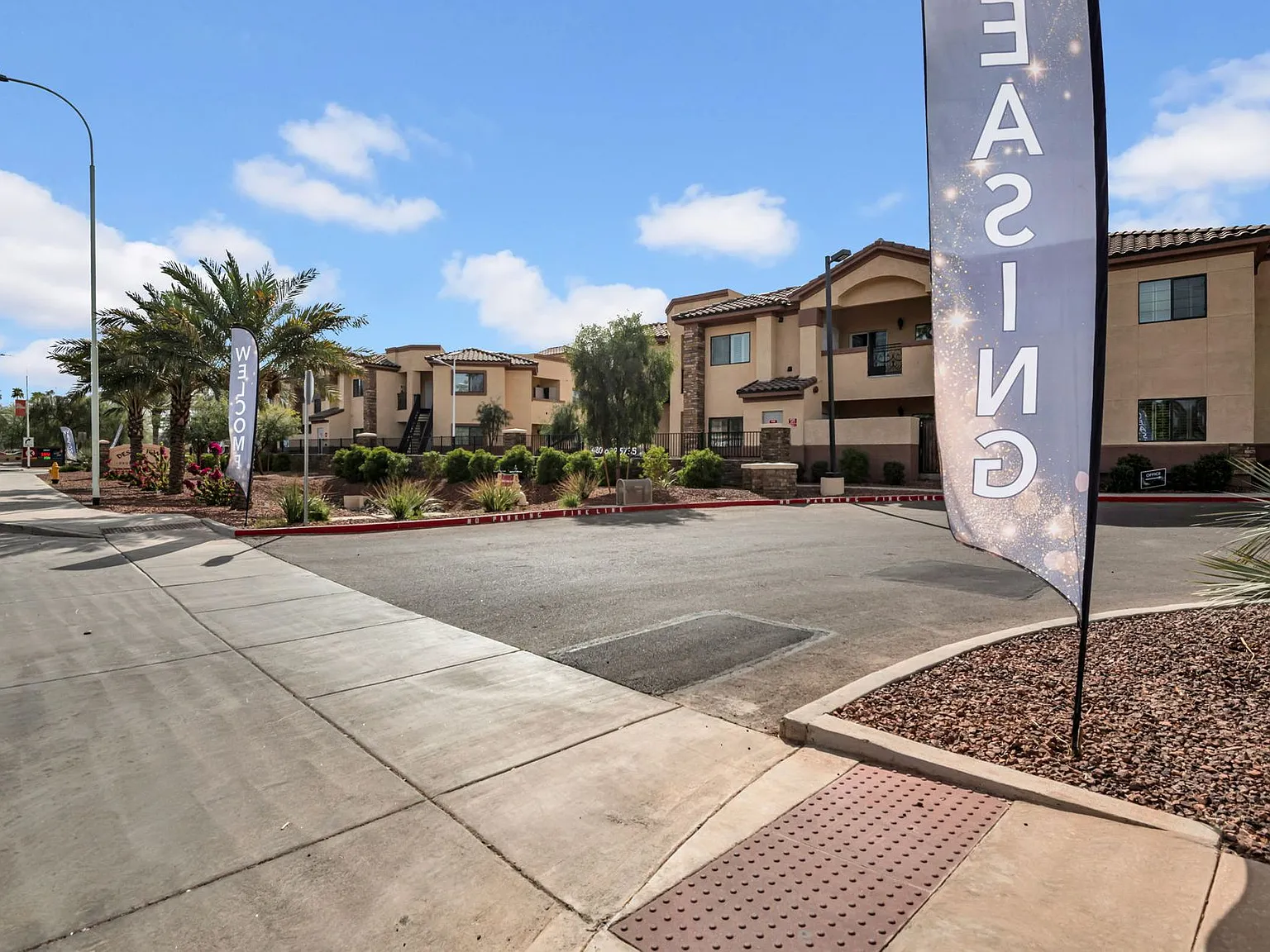 Desert Jewel Apartments — Photo 3