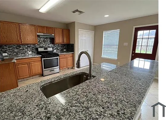 3 bed, 1976 sqft, $2,445 — Photo 3