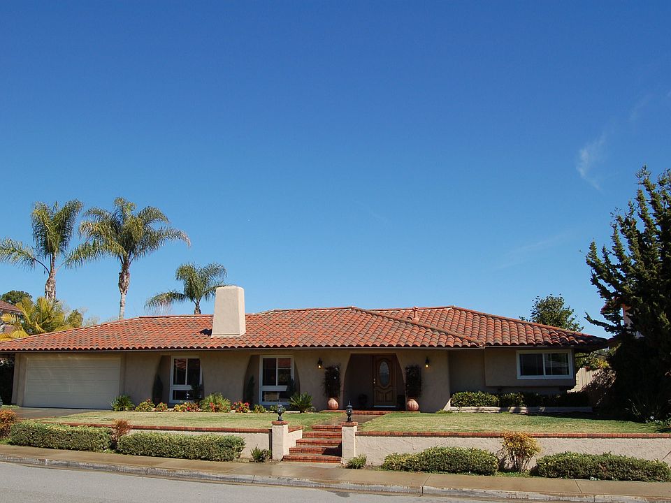 Located on a Huge approx 90X100 Lot