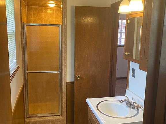 5th image of 529 SE 28th St