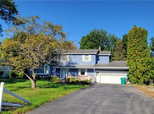 73 Charleswood Dr, Pittsford, NY 14534