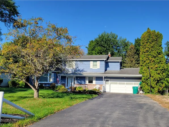 73 Charleswood Dr, Pittsford, NY 14534