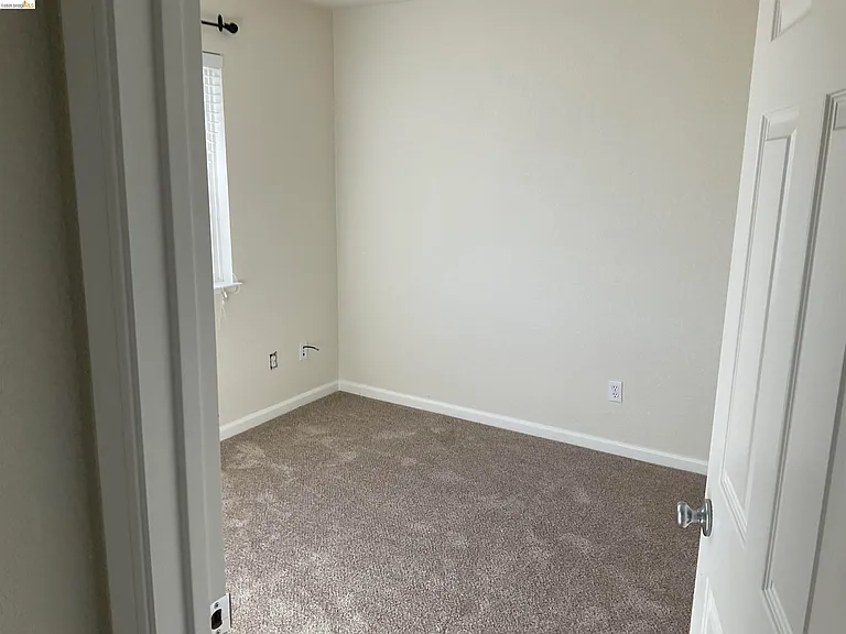 1360 Tiffany Dr — Photo 13