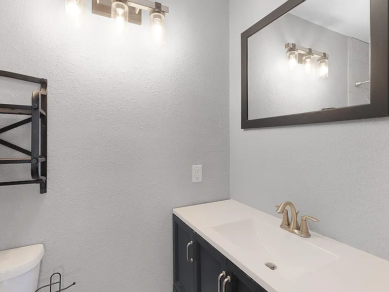 902 NE 17th Ter — Photo 15