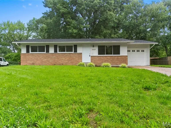 1027 Briarbrae Dr, Saint Louis, MO 63138