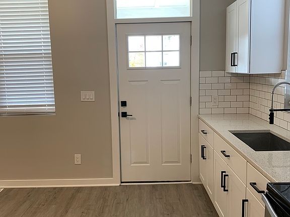 4th image of 324 Saint Clair Ave