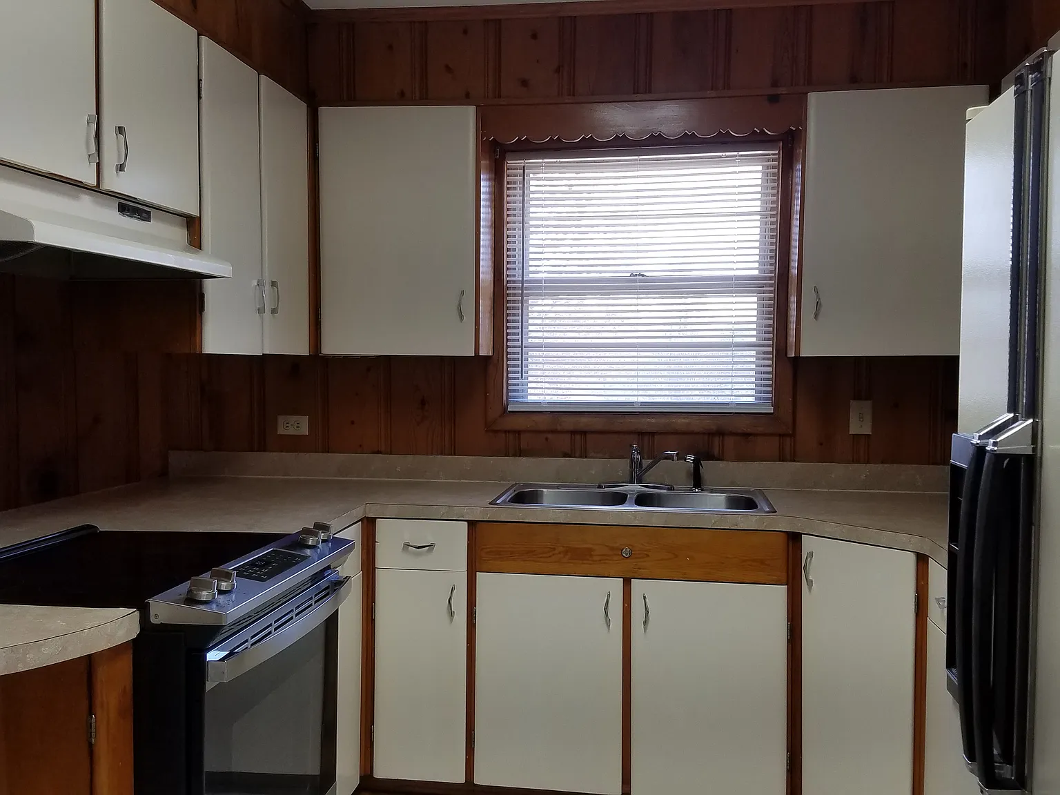 3 bed, 1.5 bath, 1322 sqft, $1,130 — Photo 2